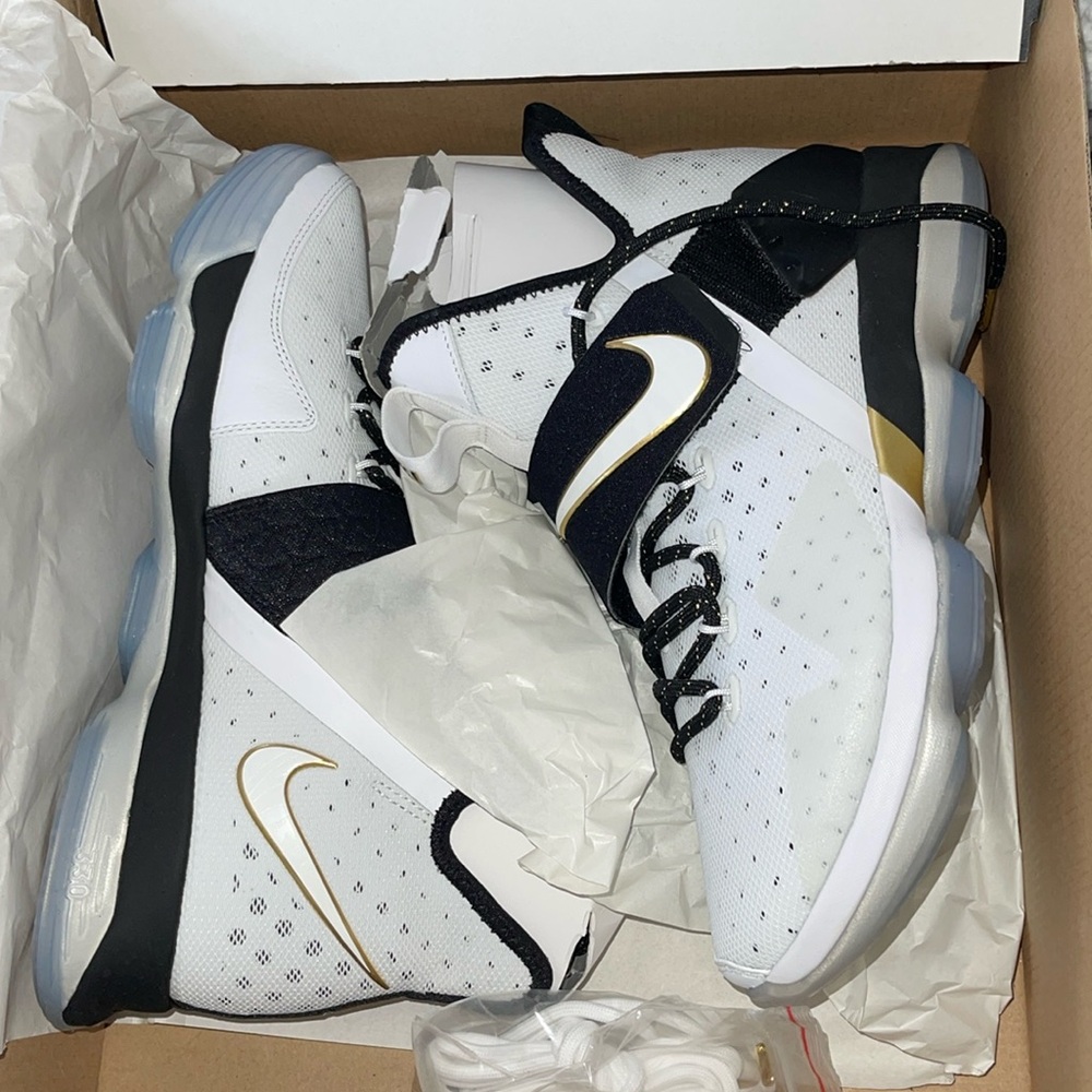 Lebron XIV BHM Brand New 
never worn
Size 9.5